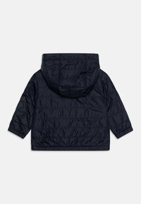 Marineblau gepolsterte Jacke mit Kapuze, ausgestattet mit einer gesteppten Textur und elastischen Bündchen. Kurze Taillenlänge mit geradem Schnitt.