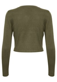 Pull en olive, court avec des manches longues et un col rond, en texture côtes. Ourlet droit et manches ajustées. Aucun fermoir visible.