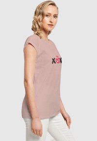 Merchcode VALENTINES DAY - XOXO EXTENDED SHOULDER  - Apdrukāts T-krekls - duskrose
