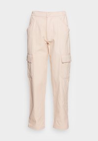 Calças de carga cor-de-rosa claro com dois bolsos laterais, fecho de botão único e costuras em contraste. Design de perna reta e material de algodão macio.