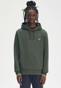 Felpa verde realizzata in fusione di cotone, con tasca frontale, coulisse regolabile e un piccolo logo giallo sul lato sinistro del petto.