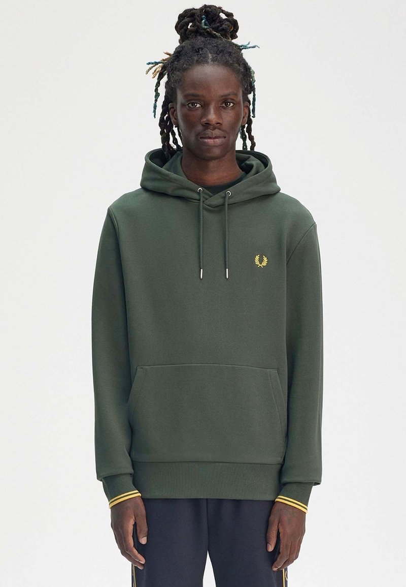 Felpa verde realizzata in fusione di cotone, con tasca frontale, coulisse regolabile e un piccolo logo giallo sul lato sinistro del petto.