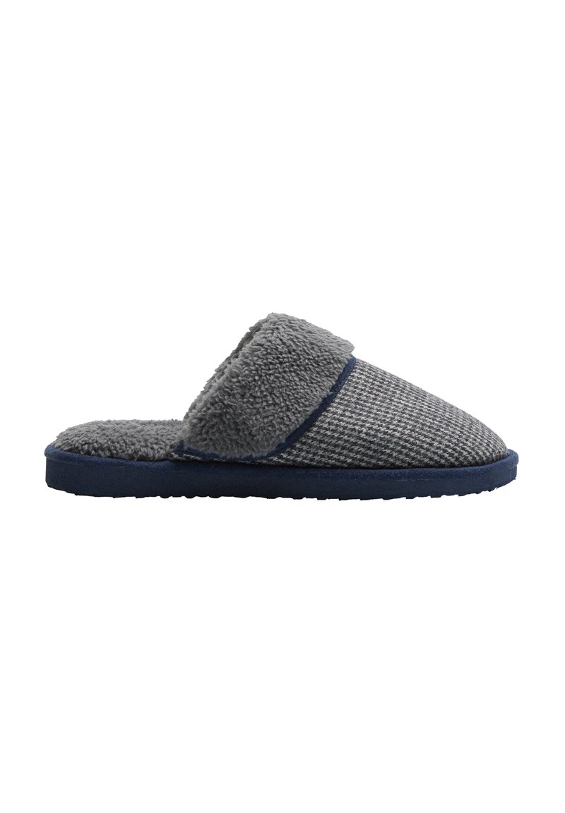 Zapatillas de casa de punto gris con una parte superior de textura suave, un cuello gris acolchado y una suela de goma azul oscuro. Presenta un diseño de fácil puesta.