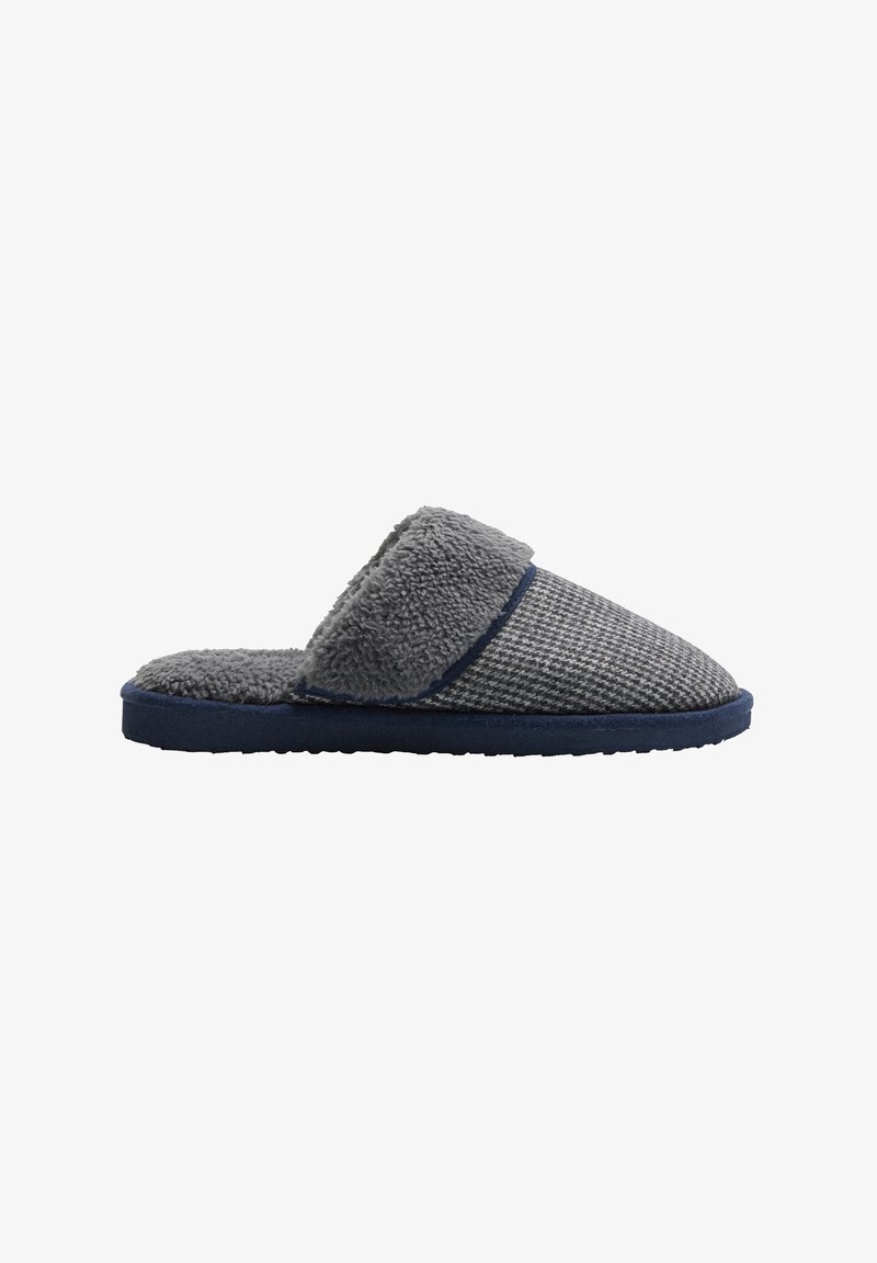 Zapatillas de casa de punto gris con una parte superior de textura suave, un cuello gris acolchado y una suela de goma azul oscuro. Presenta un diseño de fácil puesta.