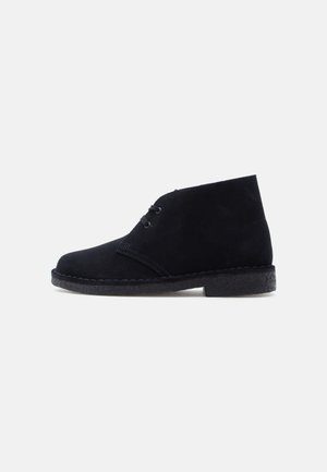 Clarks Originals DESERT BOOT - Zapatos con cordones - black