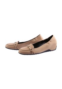 Ballerines en cuir beige avec bords élastiques, éléments décoratifs en métal, et petit talon compensé, présentant une texture lisse et une silhouette classique.