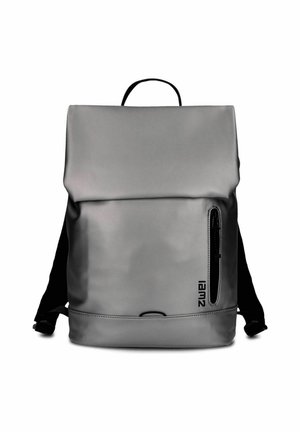 Zaino grigio con chiusura a pattina superiore, tasca verticale con zip sulla parte anteriore destra, spallacci regolabili neri e maniglia per il trasporto sulla parte superiore.