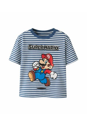 Niebiesko-biała koszulka w paski z krótkim rękawem z grafiką skaczącego Super Mario i napisem "Super Mario" na piersi.