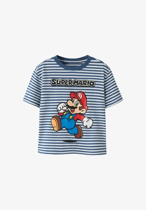 Kék-fehér csíkos rövid ujjú póló, amelyen ugró Super Mario grafikája és a "Super Mario" felirat látható a mellrészen.