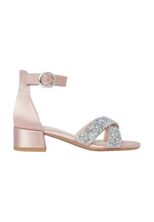Sandalia de satén rosa con punta abierta y tacón ancho, con una tira de pedrería brillante y una correa al tobillo con hebilla circular plateada.
