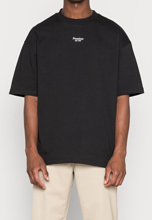 Czarny t-shirt z krótkim rękawem wykonany z bawełny. Posiada okrągły dekolt oraz małe białe logo na piersi. Prosty krój.