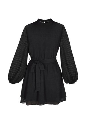Sort kjole med høj krave og lange puffede ærmer. Lavet af tekstureret stof, har en bælte i taljen og en udsk�året nederdel.