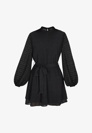 Czarna sukienka z wysokim kołnierzem i długimi, bufiastymi rękawami. Wykonana z teksturowanej tkaniny, z paskiem w talii i rozkloszowaną spódnicą.