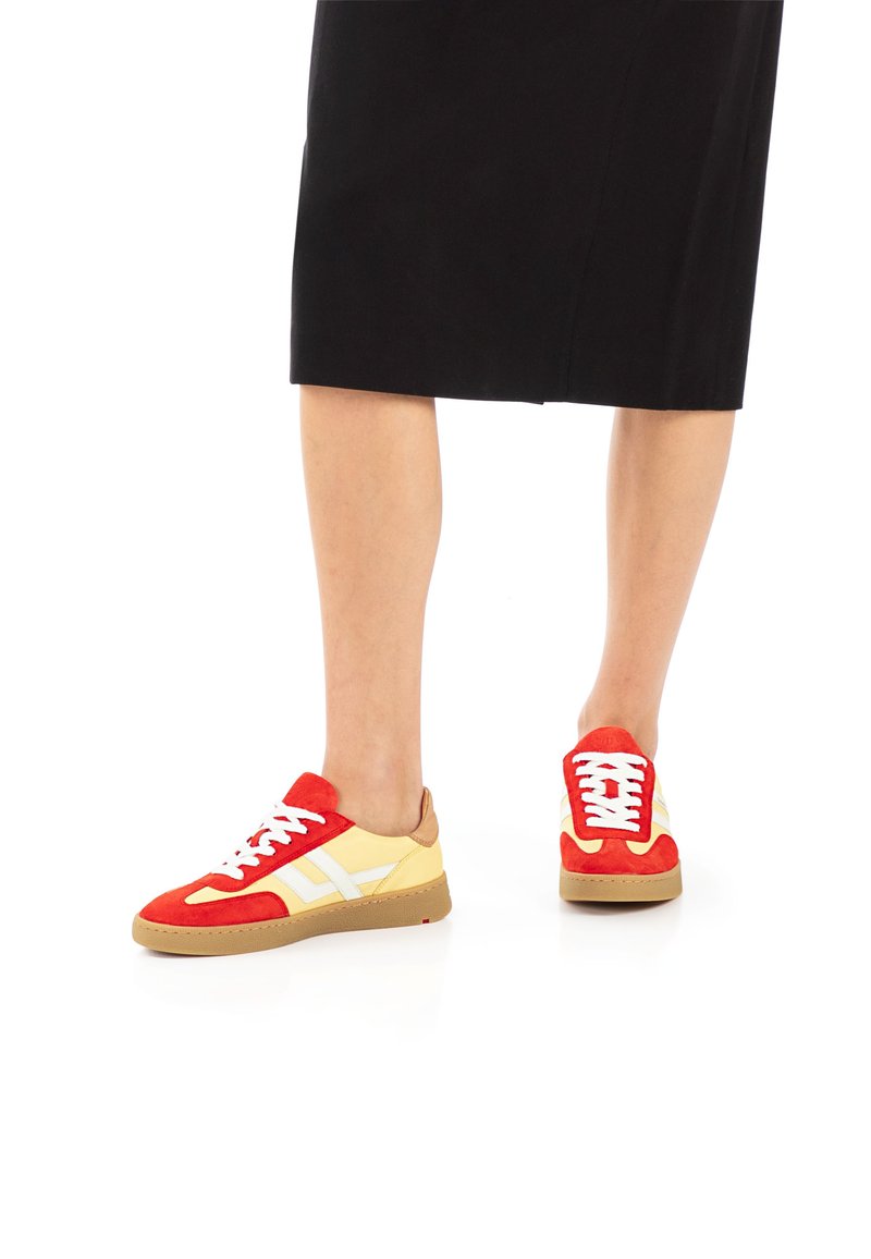 Rote und gelbe Wildledersneaker mit weißen Akzenten, runder Zehenform, Schnürsenkeln und beigem Gummisohle, entworfen für die Freizeit.