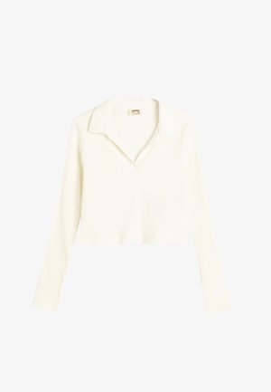 Przycięty biały top z długim rękawem o prążkowanej fakturze i szerokim kołnierzu. Prosty fason, lekki materiał, odpowiedni do codziennego noszenia.