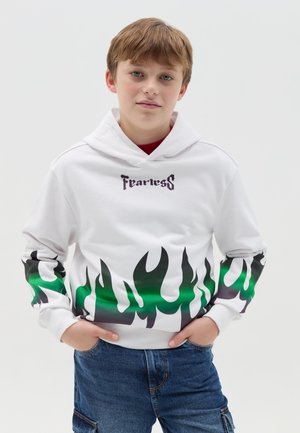 Sudadera blanca con un diseño de llamas en negro y verde en los puños y en la parte inferior, con la palabra "Fearless" impresa en morado en el pecho.