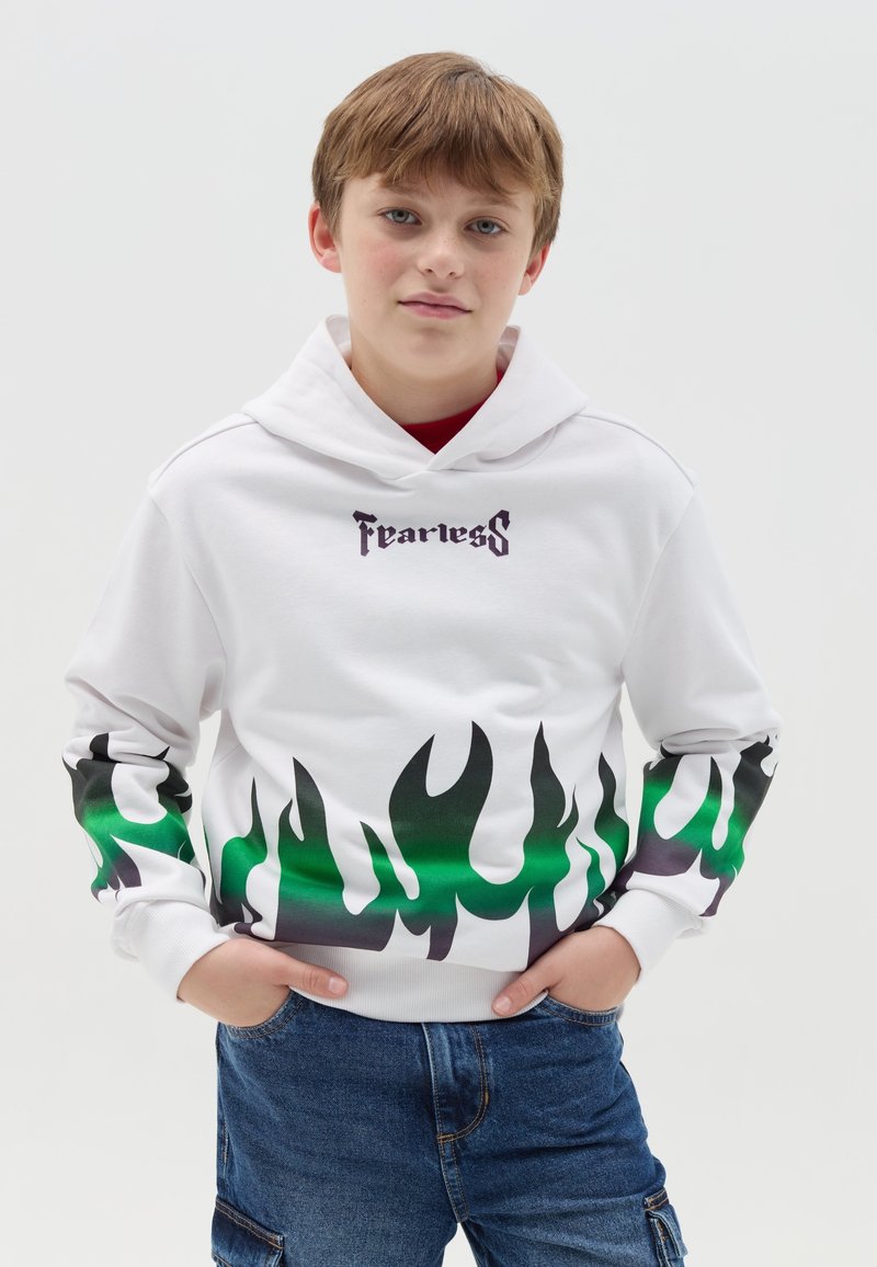 Witte hoodie met een vlamontwerp in zwart en groen op de mouwen en onderkant, met het woord "Fearless" in paars gedrukt op de borst.