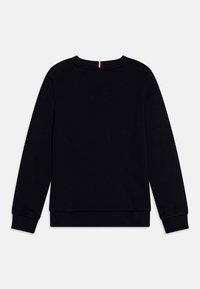 Sudadera negra de manga larga, con puños y cuello acanalados. Presenta un pequeño detalle rojo en la parte trasera. Está hecha de un tejido suave.