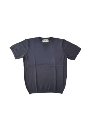 Maglione a manica corta blu navy scuro lavorato a maglia con bordo e scollatura a coste, con un'etichetta che recita "RICH" all'interno del colletto.