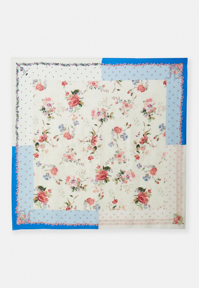 Kvadratisk tørklæde med et blomstermønster i nuancer af pink og blå, kantet med ensfarvet blå, pastelprikkede elementer og dekorativ syning.