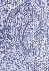 Tissu à motifs cachemire bleu et blanc avec des volutes complexes, des lignes et des points dans différentes nuances de bleu, présentant des détails texturés.