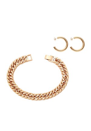 Bransoletka z grubym łańcuchem w złotym odcieniu z prostokątnym zapięciem oraz para gładkich, średniej wielkości złotych kolczyków kołowych na białym tle.