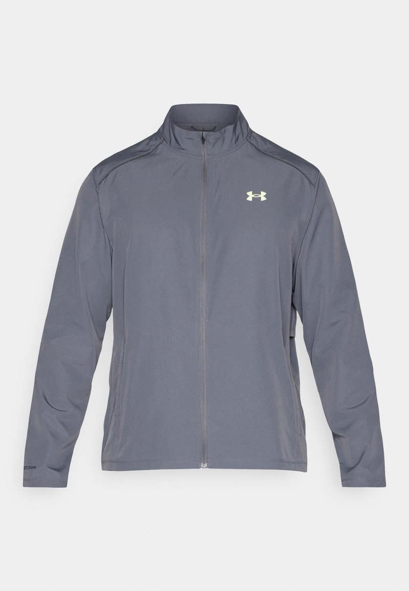 Veste zippée grise en matériau léger, avec col montant et logo sur le haut de la poitrine gauche. Texture lisse, design sportif.