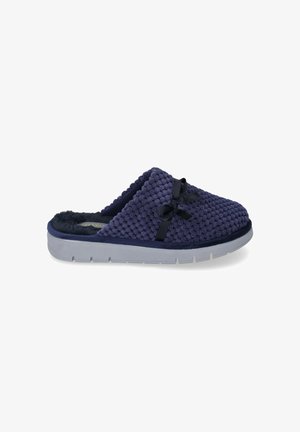 Pantofole blu navy con tomaia in maglia testurizzata, interno morbido e un fiocco decorativo nero. Suola grigia spessa con lievi scanalature per una migliore aderenza.