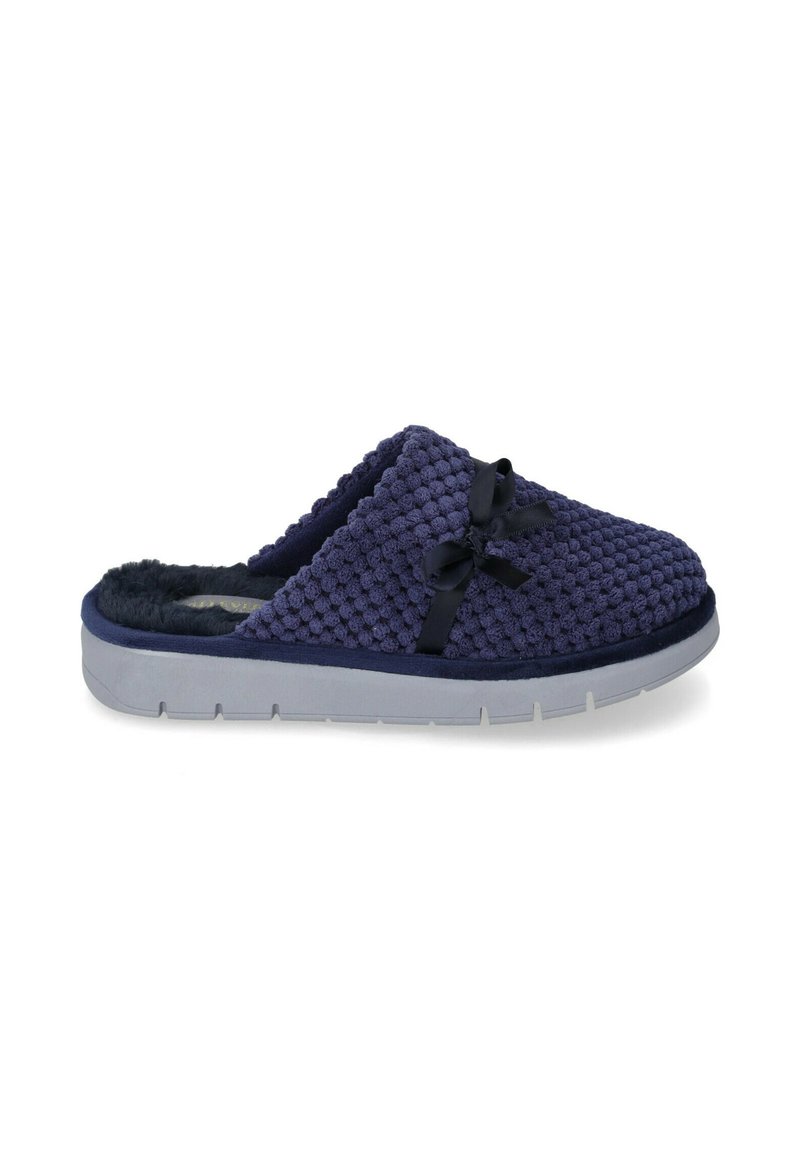 Pantofole blu navy con tomaia in maglia testurizzata, interno morbido e un fiocco decorativo nero. Suola grigia spessa con lievi scanalature per una migliore aderenza.
