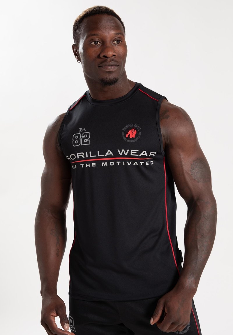 Juodas be rankovių sportinis marškinėlis su raudonomis detalėmis, su logotipu "GORILLA WEAR" ir "EST. 82." Sklandus audinio tekstūra ir standartinė tinkama forma.