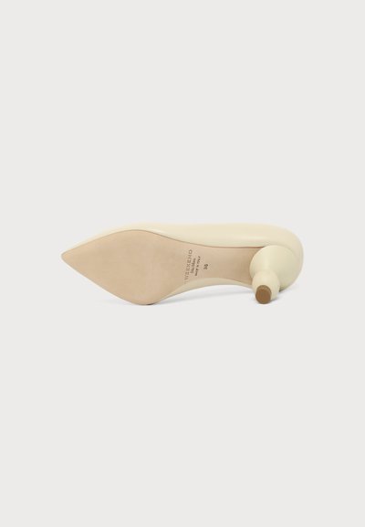 Chaussure à talon haut beige à bout pointu vue de la semelle, avec un talon rond et la taille 38 marquée sur la semelle.