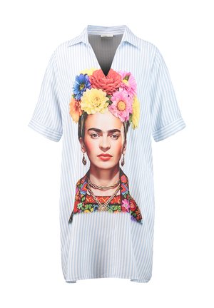 Lichtblauw-wit gestreept shirt met korte mouwen met een kleurrijk portret van een vrouw die bloemenhoofddeksel en patroon kleding aan heeft aan de voorkant.