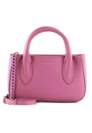 Pieni, teksturoitu vaaleanpunainen nahkalaukku, jossa on kaksi kaarevaa kahvaa ja irrotettava ketjuolkaiminen, valkoisella taustalla.