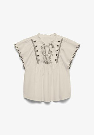 Valge pluus lühikeste lendlevate varrukatega, musta lillemustriga tikand ja esiküljel nööriga seotud detail.