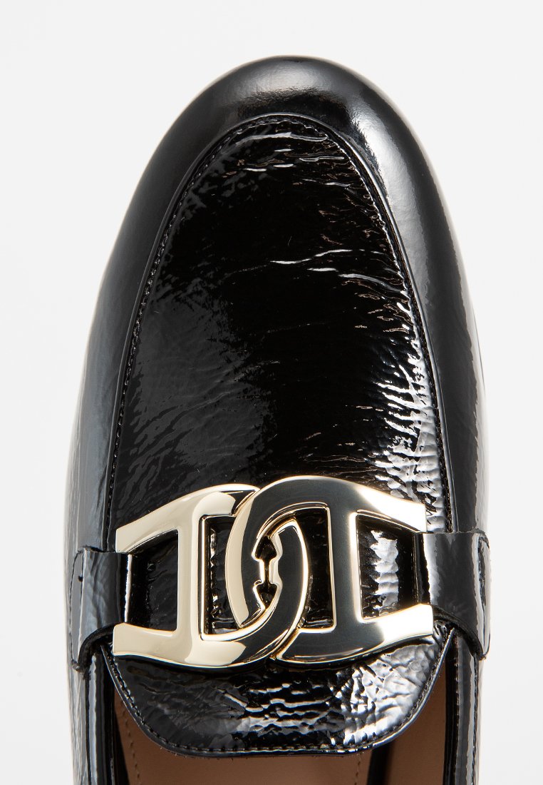 Svart lackläderloafers med rundad tå, med en gold hardware-logotypaccent fram och en slät, glänsande yta.