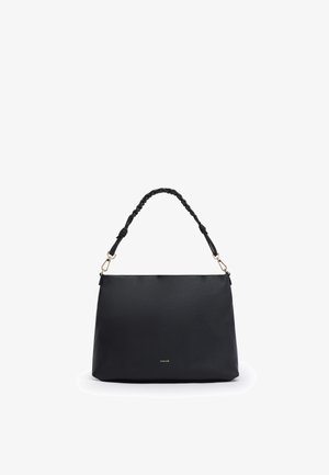 Sac à main en cuir noir avec poignée tressée et ferrures dorées, au design minimaliste et petit logo de la marque à l'avant.