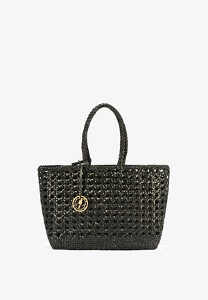 Czarna wpleciona torba typu tote wykonana z materiału syntetycznego, z dwoma uchwytami i złotym akcentem logo. Prostokątny kształt z otwartym topem.