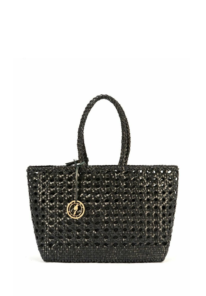 Czarna wpleciona torba typu tote wykonana z materiału syntetycznego, z dwoma uchwytami i złotym akcentem logo. Prostokątny kształt z otwartym topem.