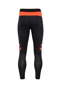 Czarne aktywne legginsy z teksturowaną siateczkową dolną częścią, z szerokim pomarańczowym pasem i pomarańczowymi akcentami w kształcie szewronów po bokach.