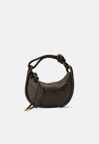 Bolsa de mão em couro castanho com forma curva, alça trançada e detalhes em dourado. Apresenta um fecho de zíper na parte superior e uma textura suave.