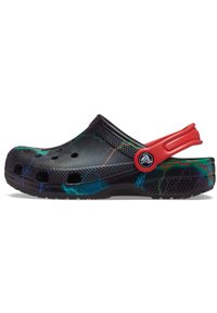 Schwarzes Clog mit rotem Fersenriemen, mehrfarbigem Blitzmuster, Belüftungslöchern oben und an den Seiten sowie strukturiertem Sohlenprofil für Grip.