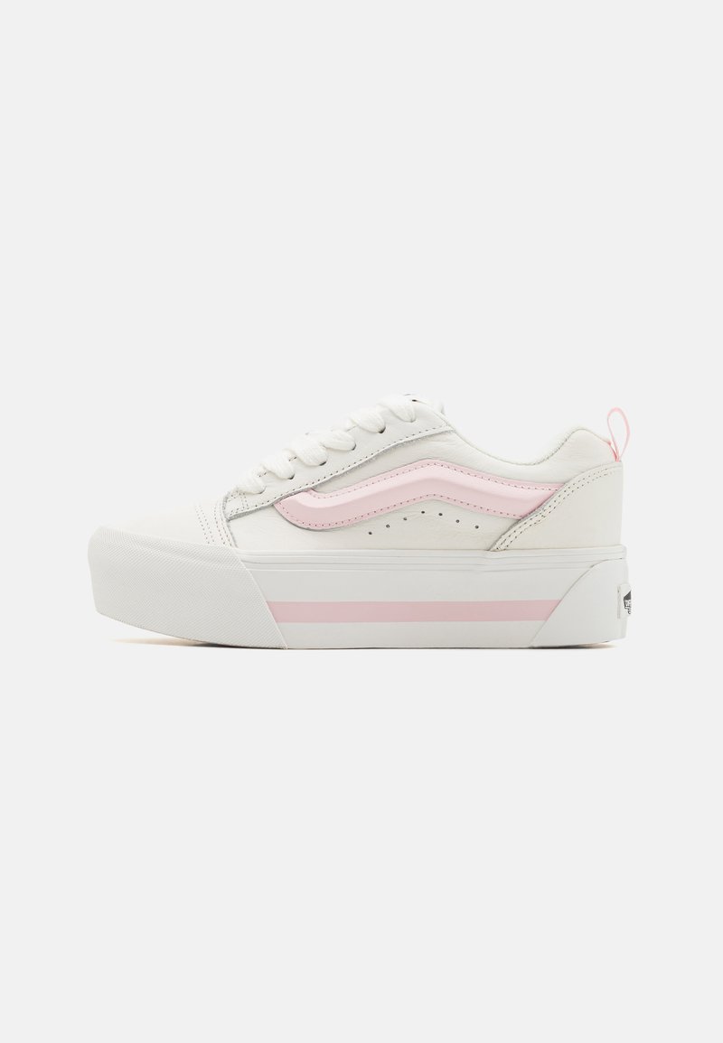 Witte platform sneakers met roze accenten, met een gestructureerde bovenkant, ronde neus en vetersluiting. Gestreepte details op de zool.