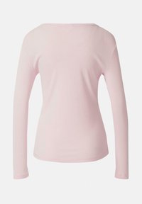 Langarmige top in zachtroze stof, met een brede halslijn en een aansluitend ontwerp. Gladde textuur met minimale details en een rechte zoom.