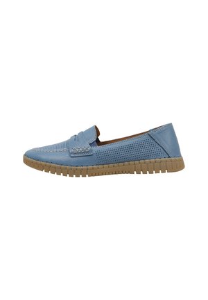Mocassin en cuir perforé bleu clair avec détails cousus et semelle en caoutchouc flexible couleur tan, présenté de côté sur fond blanc.