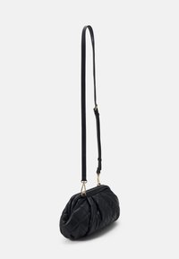 Svart kviltad handväska i läder, med rundad form, justerbar axelrem och detaljer i guldton.