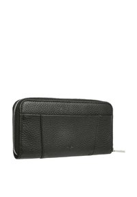 Cartera de cuero negro con acabado texturizado, cierre de cremallera y un compartimento para tarjetas en la parte delantera. Logo minimalista grabado en la parte inferior frontal.
