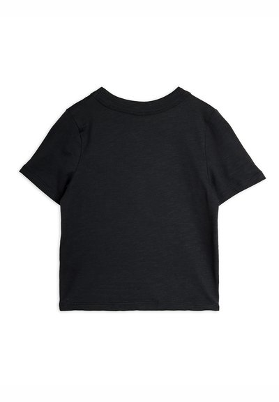 Μαύρο κοντομάνικο T-shirt με στρογγυλή λαιμόκοψη, τοποθετημένο επίπεδα, με την πίσω πλευρά να φαίνεται σε λευκό φόντο.
