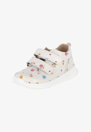 Biały dziecięcy sneaker z kolorowymi wzorami kwiatów i serc oraz dwoma paskami na rzep na białym tle.