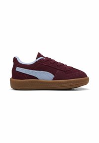 Sneaker in suede rosso con accenti azzurri, suola in gomma e finitura testurizzata. Presenta lacci piatti e un profilo classico.