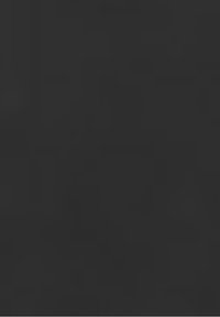 Femme utilisant un ordinateur portable avec un téléphone à la table, casque audio et tasse de café à proximité, espace de travail avec des plantes et la lumière de la fenêtre.